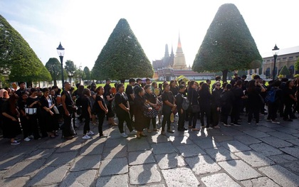 Người dân Thái Lan mắt đỏ hoe, xếp hàng dài chờ viếng Quốc vương Bhumibol