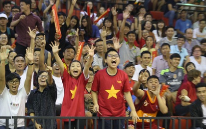 Mặc mưa lớn, khán giả ngồi chật cứng sân xem derby Saigon Heat và HCMC Wings