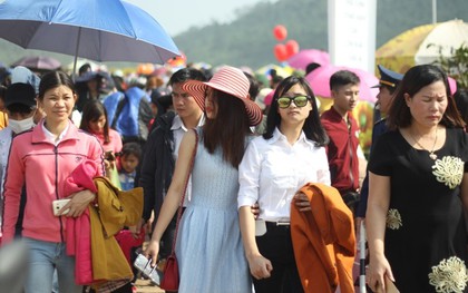 Hàng vạn người đổ về cánh đồng hoa hướng dương: Từng đoàn xe nối dài cả cây số, di chuyển từng chút một