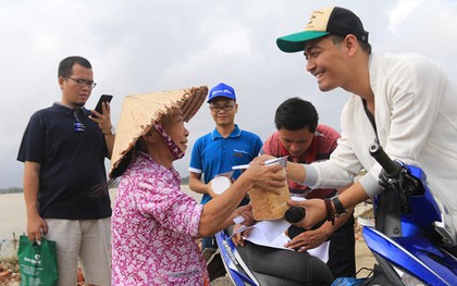 Chùm ảnh: MC Phan Anh kéo xe bò, đội mưa cứu trợ người dân vùng lũ
