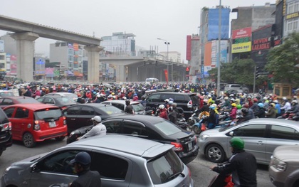 Đường phố Hà Nội tắc nghẽn trong ngày đi làm đầu tiên của năm