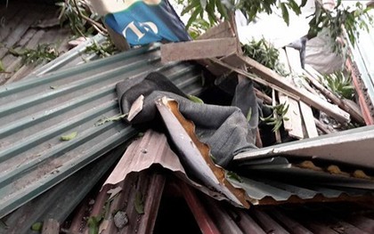Hà Nội: Mảng bê tông lớn đè vào dãy 3 ngôi nhà, nhiều người thoát chết