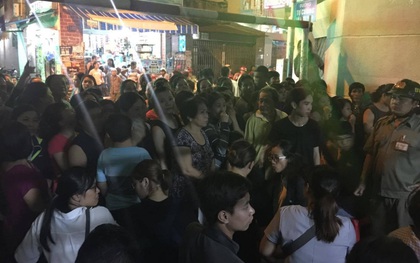 Người dân hung hăng, đòi phá hàng rào để vào xem đêm nhạc trong lễ viếng Minh Thuận