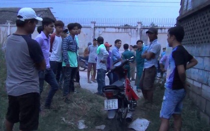 Bình Dương: Nam thanh niên lê lết dắt xe máy kêu cứu, bên trong bãi cỏ người bạn đã chết