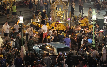 Xe lao vào đền Erawan tại trung tâm Bangkok, 6 người bị thương