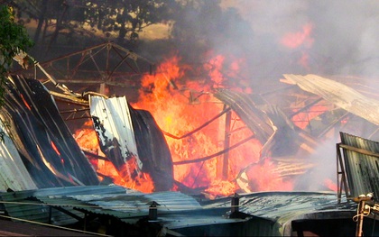 TP. HCM: Xưởng gỗ bốc cháy dữ dội, hàng trăm chiến sĩ PCCC và người dân tham gia dập lửa