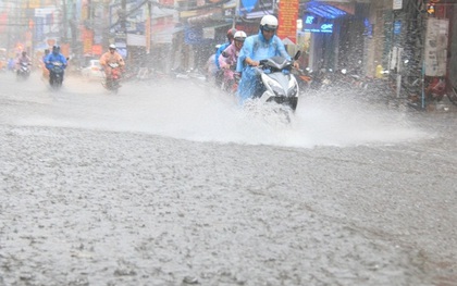 Sau Hà Nội, đến lượt người dân Đà Nẵng dắt xe bì bõm trong dòng nước ngập sau mưa