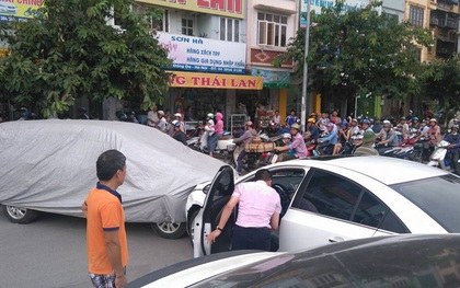 Hà Nội: Người đàn ông đạp nhầm chân ga sau khi mua xe mới, 3 ô tô bị đâm trên đường