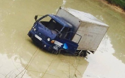 Xe tải tông chết 2 nữ công nhân rồi lao xuống ao