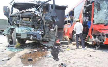 Nghệ An: Xe tải tông thẳng xe khách, 6 người nhập viện cấp cứu
