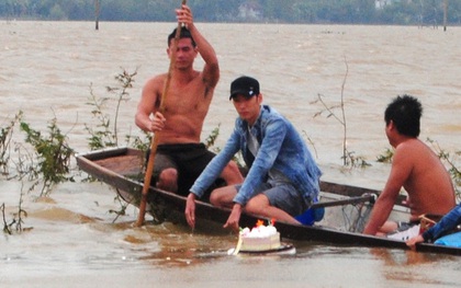 Học sinh thả bánh sinh nhật xuống dòng nước lũ để tìm bạn mất tích