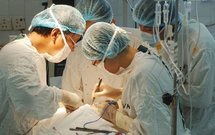 Ghen tuông, vợ tạt nước sôi vào "của quý" của chồng