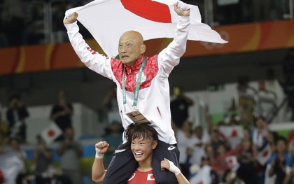 Nữ đô vật Nhật ăn mừng "có một không hai" sau khi giành HCV Olympic