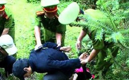 Kẻ sát nhân bí ẩn mặt biến sắc, khuỵu xuống chân trinh sát