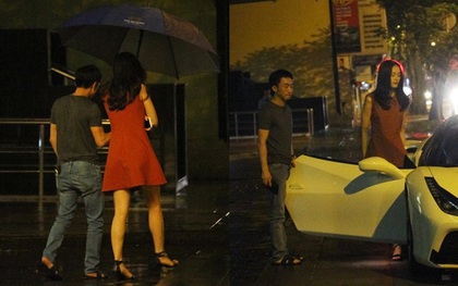 Cường Đô La vừa đi vừa che ô cho Hạ Vi trong đêm mưa