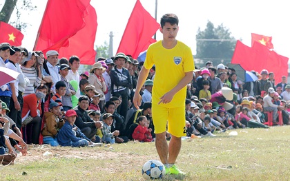 Tuyển thủ Việt Nam ghi bàn sau 3 giây ở trận bóng làng khai xuân