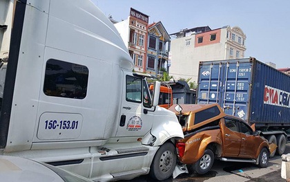 Xe bán tải nát bươm như xe đồ chơi sau cú tông của "hung thần" xa lộ