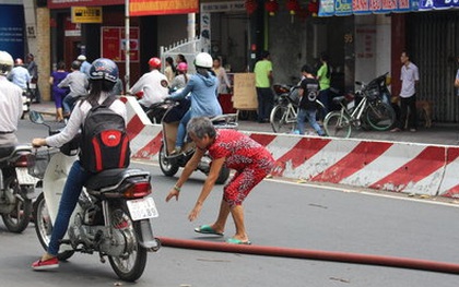 Hai phụ nữ ra đường chặn xe cán ống nước chữa cháy