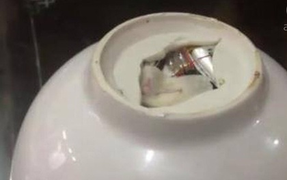 Hà Nội: Phát hiện chip "lạ" dưới đáy bát dùng ăn cơm