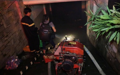 Cảnh sát phòng cháy chữa cháy hút nước ngập trong hầm xe trên đường Phan Xích Long