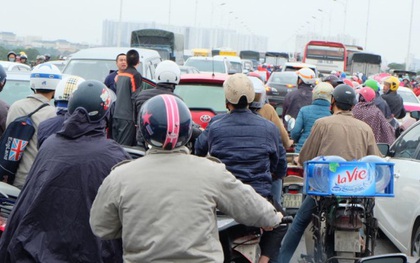 Hà Nội: Va chạm giao thông trên cầu Vĩnh Tuy, giao thông ách tắc nhiều giờ