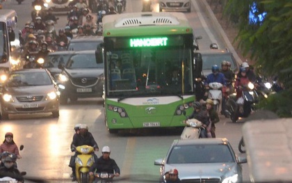Xe buýt nhanh BRT chật vật giờ tan tầm