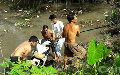Người đàn ông chết dưới kênh nghi bị cẩu tặc bắn