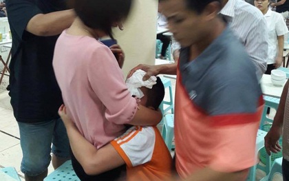 Hà Nội: Mâu thuẫn trên bàn nhậu, người đàn ông cầm bát nước mắm ném rách đầu bé trai 9 tuổi