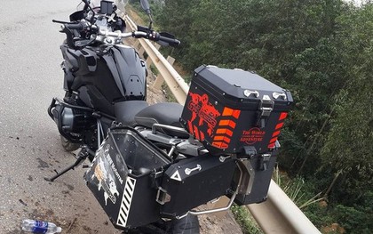BMW R1200GS tông vào dải ta-luy, người lái tử vong