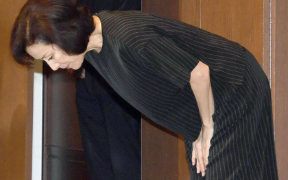 Con trai bị bắt vì tội cưỡng dâm, mẹ Nhật cúi đầu xin lỗi cả nước