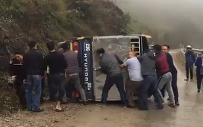Video: Cảm động hàng chục tài xế cứu chiếc xe tải bị lật