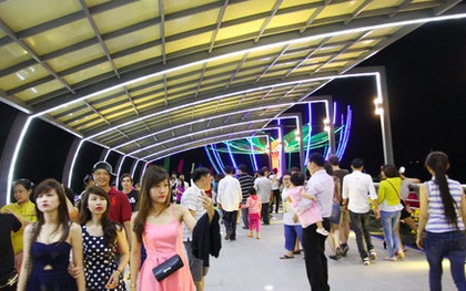 Dân Cần Thơ vui tết trên cầu đi bộ mới khánh thành