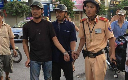Hà Nội: CSGT vây bắt 2 “cẩu tặc” trên phố Thái Hà