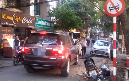 Hà Nội: Xe biển xanh vào đường cấm bị taxi đi ngược chiều chặn đầu