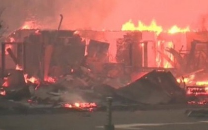 Gần 1.600 ngôi nhà cháy rụi trong biển lửa ở Canada
