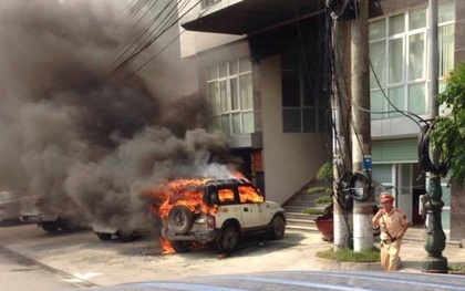Quảng Ninh: Ô tô 5 chỗ đỗ trước cổng công an phường bốc cháy dữ dội