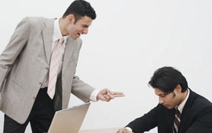 Nỗi khổ giằng xé của nhân viên ngân hàng: Nghỉ việc hay làm sai theo sếp?