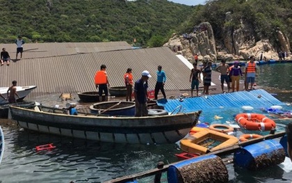Ninh Thuận: Nhà hàng nổi sập xuống biển, 2 người tử vong