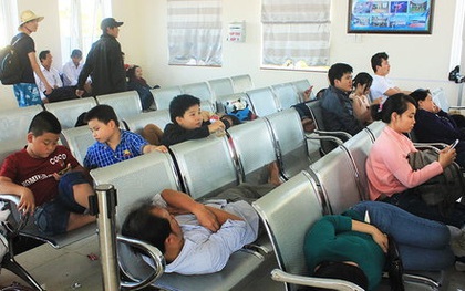 ​Mệt mỏi chờ tàu ra đảo Lý Sơn du xuân