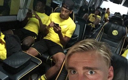 Cả đội Borussia Dortmund rủ nhau đi bắt Pokemon