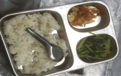 Xôn xao suất cơm bán trú 15 nghìn đồng cho học sinh tiểu học lèo tèo rau, trứng ở Hà Nội