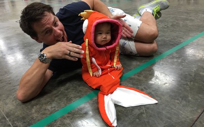 Quên "Vô Diện" đi, vì lại có em bé với màn cosplay Magikarp siêu cấp đáng yêu đây rồi!