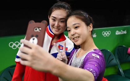Khoảnh khắc VĐV Hàn Quốc và Triều Tiên chụp ảnh selfie tại Olympic được chia sẻ rần rần trên mạng