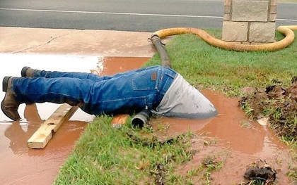 Bức ảnh nhân viên Mỹ vục mặt trong bùn sửa đường ống nước gây bão mạng xã hội