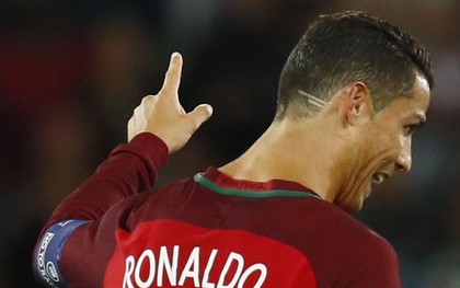 Nghĩa cử đẹp sau kiểu tóc lạ của Ronaldo ở Euro 2016