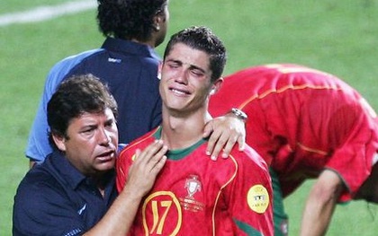 Ronaldo bị gọi là "cậu bé mít ướt" vì "khóc nhè" mọi lúc, mọi nơi