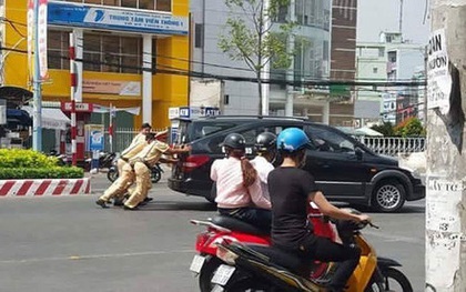 Cảnh sát giao thông đẩy ô tô chết máy giúp dân