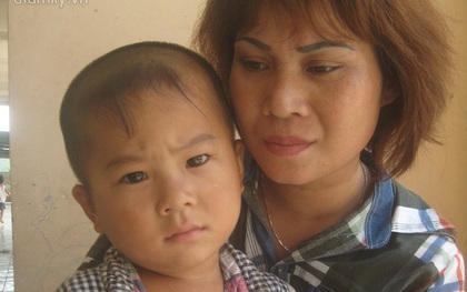 Người phụ nữ chấp nhận rửa chân cho người giàu kiếm tiền về quê cùng con trai sau 18 năm bị lừa bán