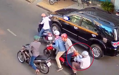 Clip: Đám đông đứng nhìn người đàn ông một mình chống chọi với cướp ở trung tâm Sài Gòn