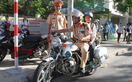 CSGT Đà Nẵng dùng môtô đặc chủng chở miễn phí thí sinh